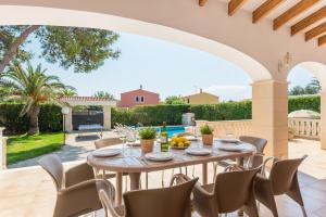 jadalnia na świeżym powietrzu ze stołem i krzesłami w obiekcie Villa Menorca Jalima 1 by Mauter Villas w mieście Cala Blanca