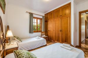 Łóżko lub łóżka w pokoju w obiekcie Villa Menorca Jalima 1 by Mauter Villas
