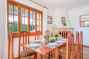 Część wypoczynkowa w obiekcie Villa Menorca Jalima 1 by Mauter Villas