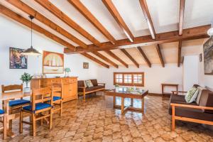 Część wypoczynkowa w obiekcie Villa Menorca Jalima 1 by Mauter Villas