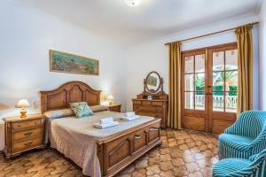 sypialnia z łóżkiem, krzesłem i oknem w obiekcie Villa Menorca Jalima 1 by Mauter Villas w mieście Cala Blanca +21 zdjęć