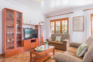 salon z kanapą i telewizorem w obiekcie Villa Menorca Jalima 1 by Mauter Villas w mieście Cala Blanca