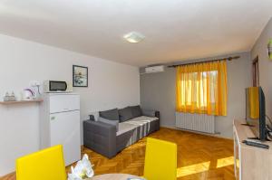 TV a/nebo společenská místnost v ubytování Apartments Marinko