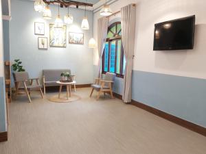 uma sala de espera com uma televisão e uma mesa e cadeiras em Hotel Thanh Van 2 em Tuy Hoa