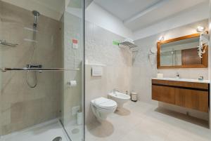 A bathroom at Rubicon Garni Hotel