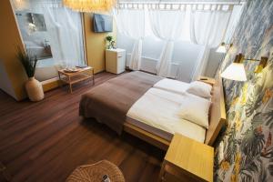 Tempat tidur dalam kamar di Отель Наутилус и СПА