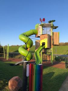 een speeltuin met een glijbaan in een park bij Vlugtenburg in 's-Gravenzande