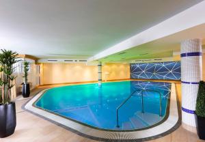 Bazén v ubytovaní Seiblishof Superior Hotel Ischgl alebo v jeho blízkosti