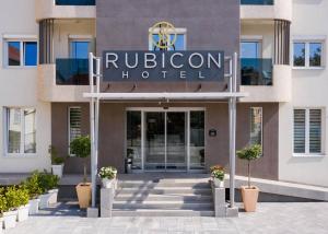 克拉古耶瓦茨Rubicon Garni Hotel的拥有酒店入口的酒店