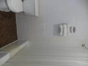 Ένα μπάνιο στο Budget Inn Adair +12 φωτογραφίες