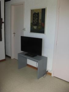 une télévision assise sur une table dans une pièce dans l'établissement Russchaert, à Zimmersheim
