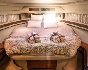 un lit au milieu d'un bateau dans l'établissement Yacht Blue Days, à Vila Nova de Gaia