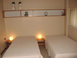 - 2 lits dans une chambre avec des lumières sur le mur dans l'établissement Russchaert, à Zimmersheim