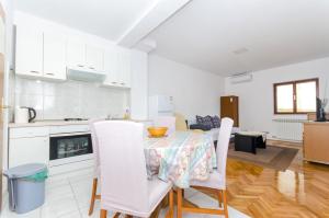 Kuchyň nebo kuchyňský kout v ubytování Apartments Marinko