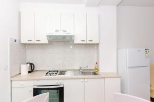 Kuchyň nebo kuchyňský kout v ubytování Apartments Marinko