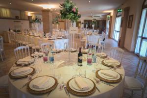 A restaurant or other place to eat at La Fonte Di Montebuono