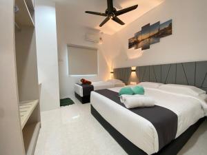 En eller flere senge i et værelse på Langkawi Cozy Holiday Home at Bukit Indah by Zervin