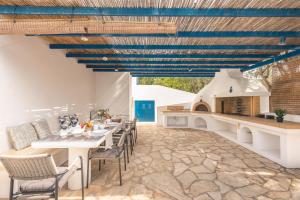comedor con mesa y chimenea en Summer Villa Pasiphae Private Pool - BBQ -Beach 2min, en Sounio