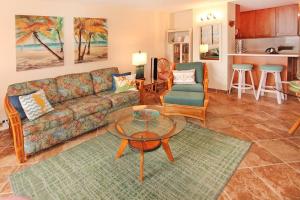 sala de estar con sofá y mesa en Island Sands Resort 305 en Maalaea
