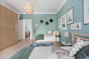 una camera con due letti e una parete blu di Caring Family Apartment Close To The Center a Vienna