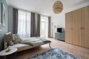 un soggiorno con divano e una grande finestra di Caring Family Apartment Close To The Center a Vienna