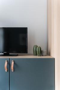 TV a/nebo společenská místnost v ubytování Caring Family Apartment Close To The Center