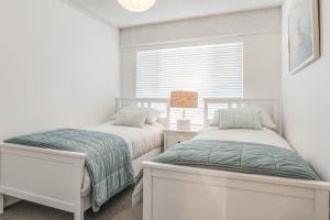 1 dormitorio con 2 camas y ventana en Wintersview 8 - Lennox Head en Lennox Head