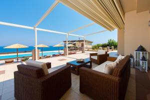 Area lounge atau bar di Black Diamond Villa Pasithea in Rhodes Greece