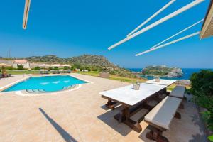Swimming pool sa o malapit sa Black Diamond Villa Pasithea in Rhodes Greece