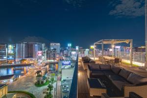 Blick auf die Skyline der Stadt in der Nacht in der Unterkunft MK Hotels Nishinakasu in Fukuoka