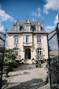 una casa grande con una puerta delante de ella en La Villa by Michel Gonet, en Épernay