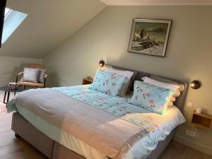 StalhilleB&B Waterput 1的带床和椅子的卧室