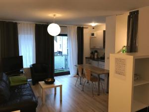 uma sala de estar e cozinha com uma mesa e um sofá em Apartment am Hochseilgarten em Löhne