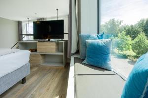 TV a/nebo společenská místnost v ubytování HARBR. hotel Konstanz