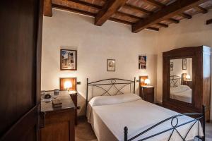 A bed or beds in a room at La Fonte Di Montebuono