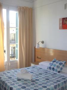 バルセロナにあるオスタル フェリペ 2のベッドルーム1室(ベッド1台、大きな窓付)