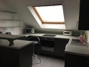 a kitchen with a stove and a window in it at Pension Alis Augsburg Lechhausen Neueröffnung in Augsburg