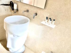 Un baño con un inodoro blanco y un lavabo. en Fontana Di Trevi Luxury Apartments, en Roma 14 fotos más