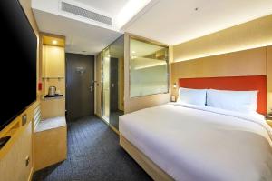 Un pat sau paturi într-o cameră la Hotel Midcity Myeongdong