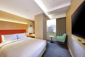 Un pat sau paturi într-o cameră la Hotel Midcity Myeongdong