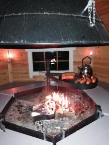 cocina con fogones y chimenea en SkillHill, en Muuruvesi