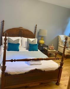 A bed or beds in a room at The Swan Inn 