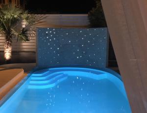 Bazén v ubytování Byblos Mare-The Exclusive Beach Front Villa nebo v jeho okolí