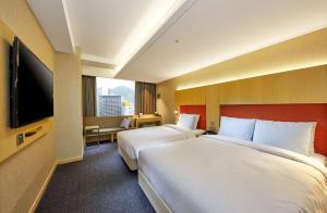 Un pat sau paturi într-o cameră la Hotel Midcity Myeongdong