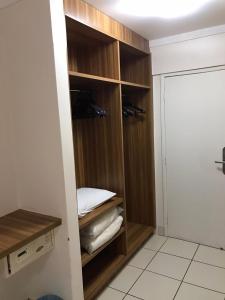 a room with a closet with a bed in it at Via Caldas Exclusive in Caldas Novas