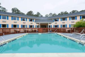 Swimming pool sa o malapit sa Days Inn by Wyndham Chincoteague Island