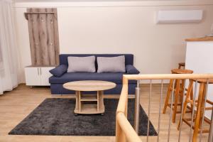 A seating area at Kincses Sziget Apartman