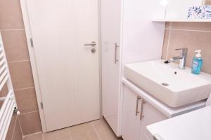 A bathroom at Kincses Sziget Apartman
