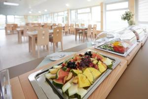 a tray of fruit on a table in a cafeteria at Hotel Weimarer Berg in Apolda