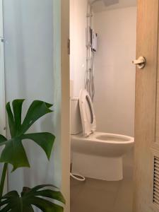ペッチャブーンにあるLikit Kirin Khao Khoのバスルーム(トイレ、植物付)